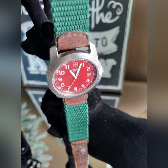 [[SOLD]] 39mm Victorinox Swiss Army Watch Red Field Military Style - Picture 4 of 9